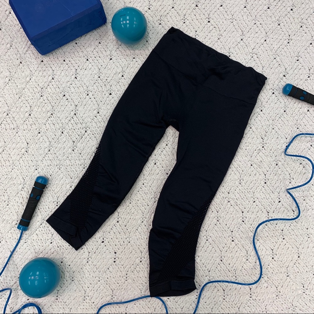 Athleta Perforated 3/4 Capri Drawstring Leggings